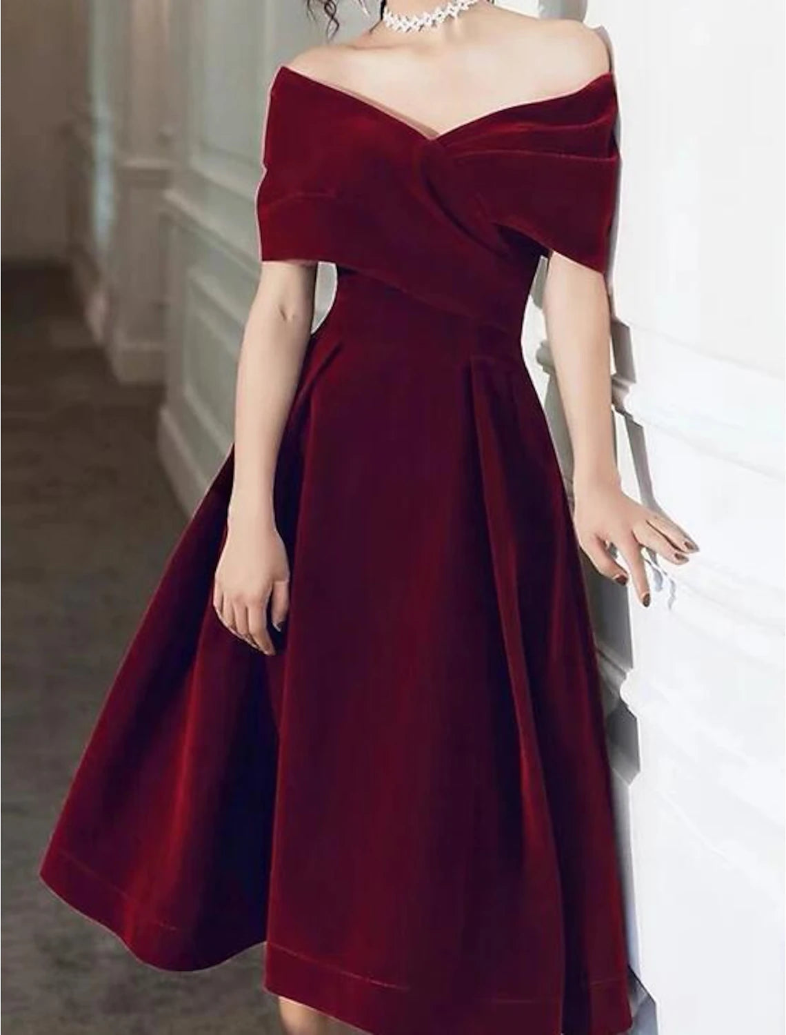Abiti da cocktail a trapezio, eleganti, per invitati a nozze, lunghezza al ginocchio, maniche corte, spalle scoperte, in velluto con pieghe, colore puro